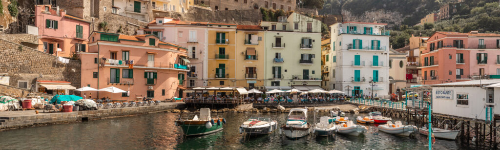 Fargerike hus i Sorrento